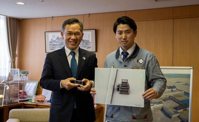 resentation of commemorative gifts for the 400th anniversary of the construction of Fukuyama Castle